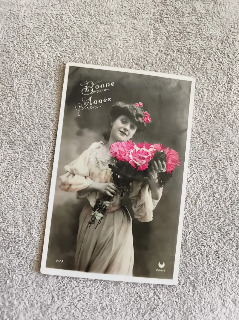 Carte postale ancienne Bonne Année Paris femme fleurs CPA