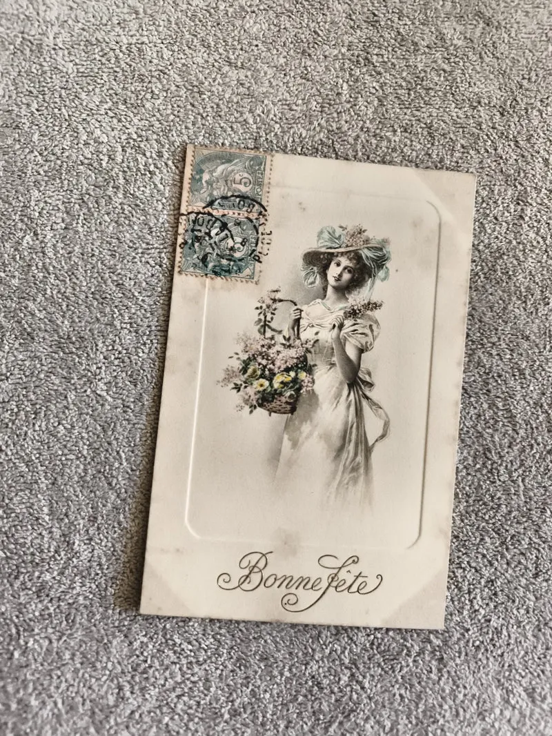 Carte postale illustrée Bonne fête timbre 5c femme chapeau fleurs CPA