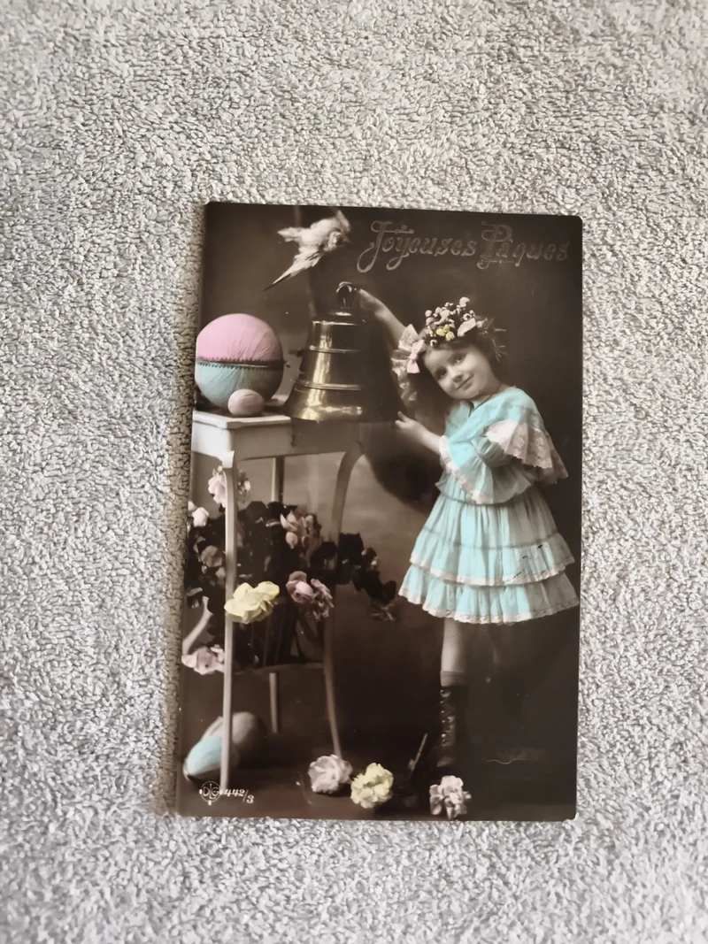 CPA Joyeuses Pâques fillette colorisée œufs fleurs style début XXe