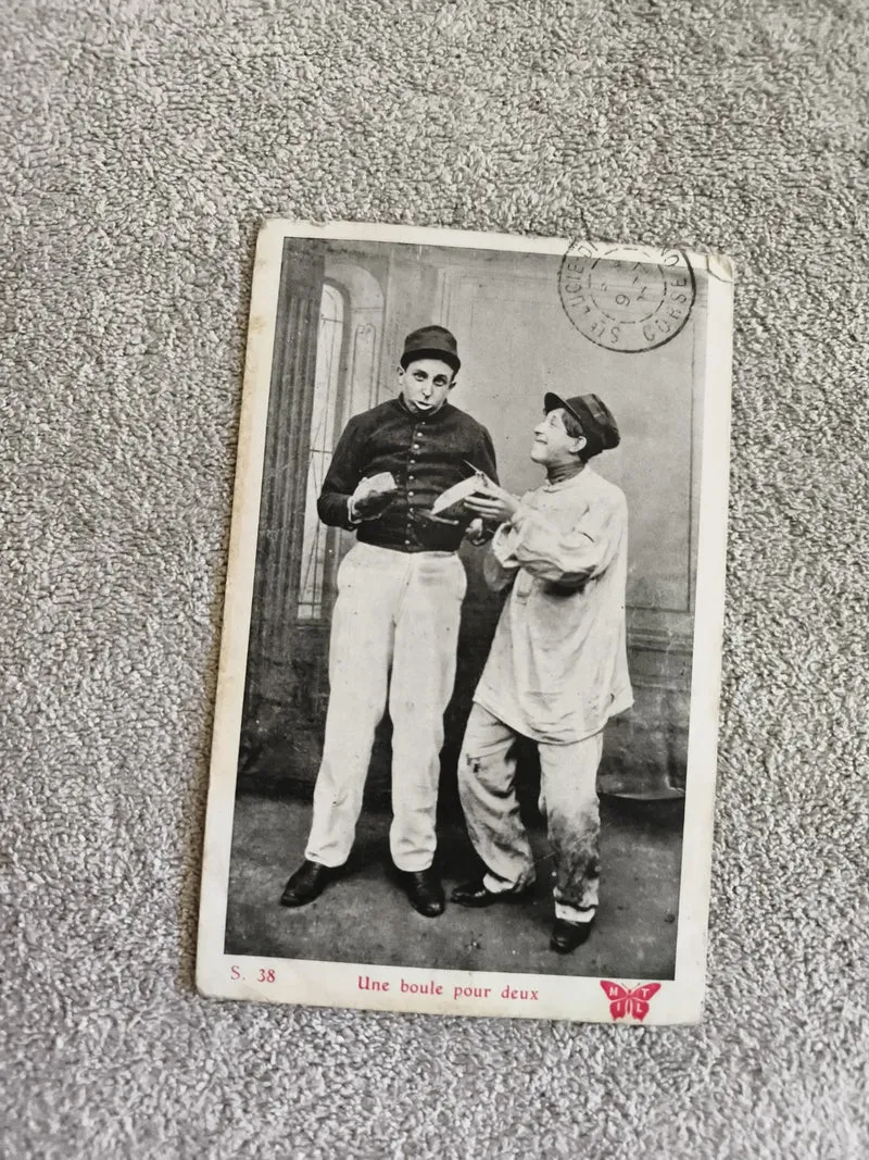 CPA humoristique S.38 "Une boule pour deux" mime clown noir et blanc