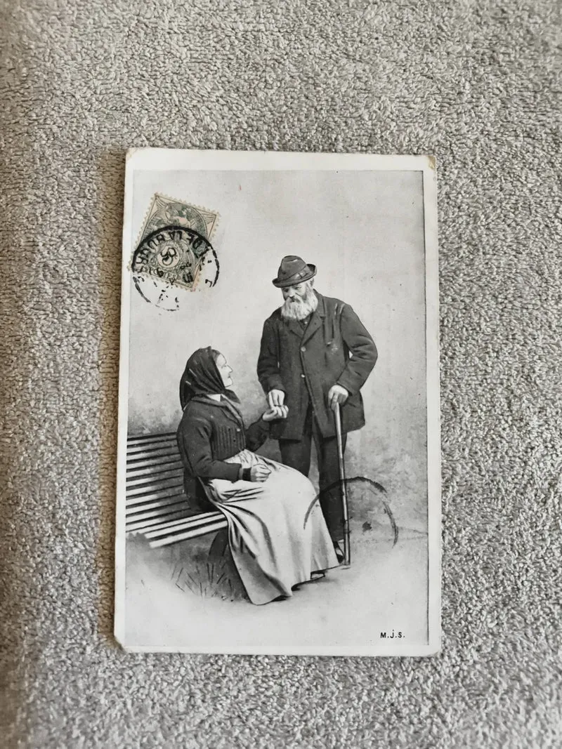 Carte postale CPA noir et blanc scène couple âgé banc M.J.S. timbre oblitéré