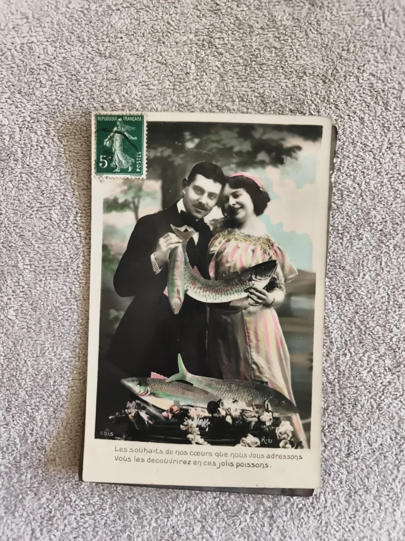 Carte postale ancienne humour Poisson d'avril couple colorisée CPA timbre