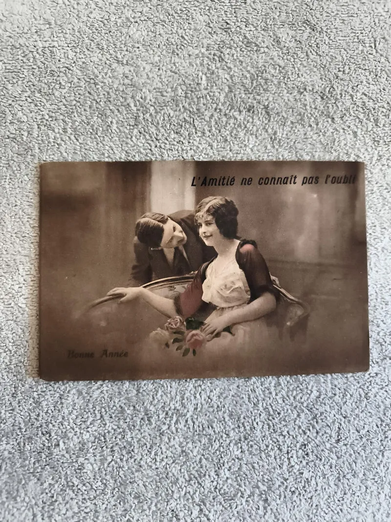 Carte postale ancienne amitié Bonne Année illustrée couple fleurs CPA