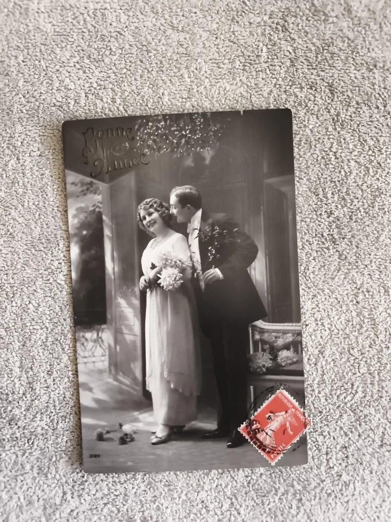 CPA Bonne Année noir et blanc couple élégant timbre France