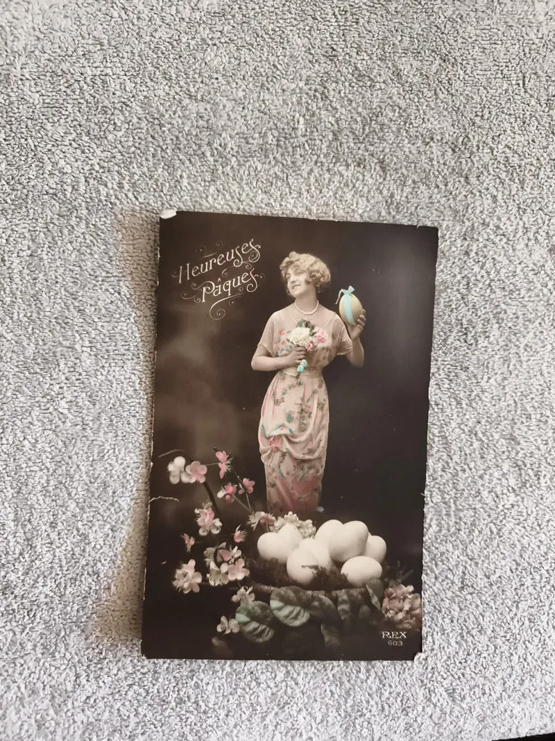 CPA Heureuses Pâques femme œufs fleurs REX 603 carte postale début XXe