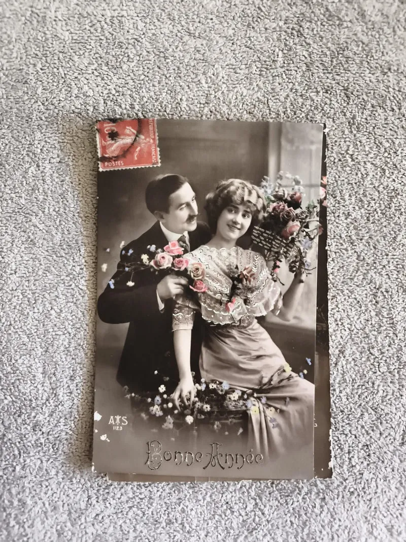 Carte postale ancienne Bonne Année couple fleuri CPA début XXe