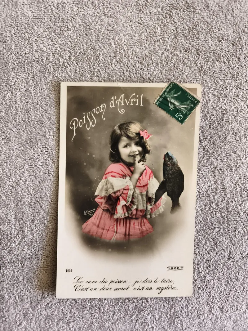 Carte postale Poisson d’Avril fillette robe rose CPA humour timbre
