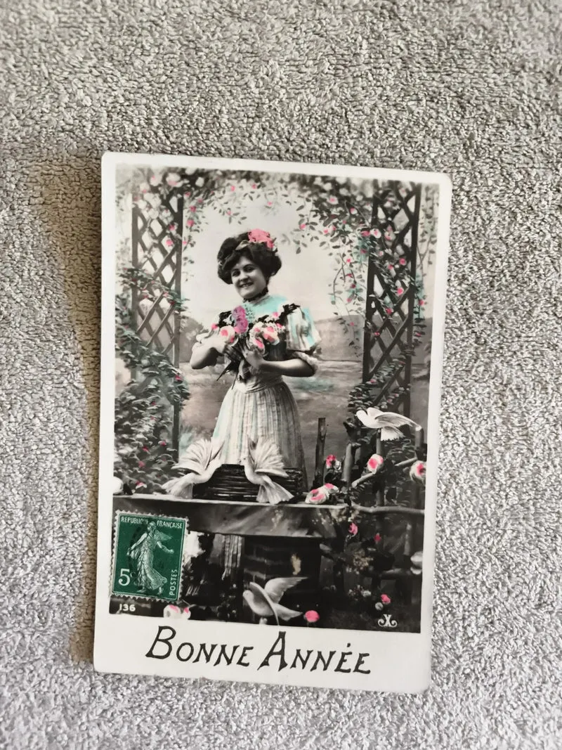 Carte postale Bonne Année femme fleurs timbre France CPA début XXe