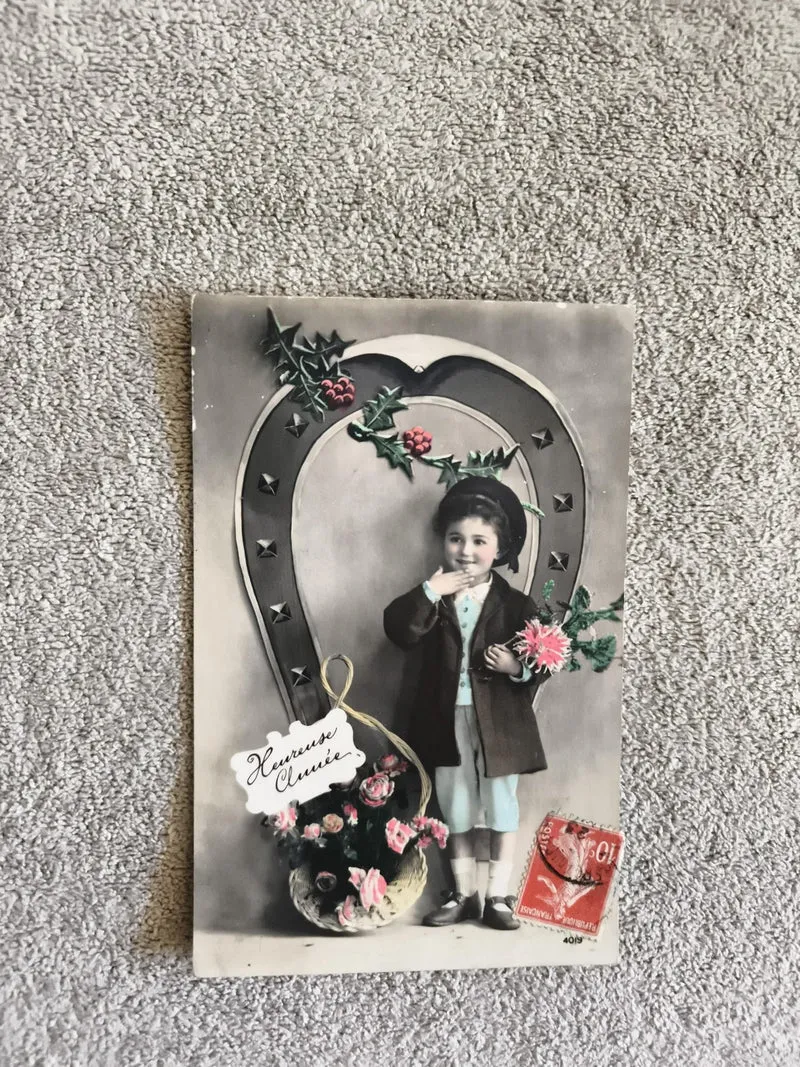 CPA ancienne enfant panier fleurs vœux Heureuse Année timbre rouge