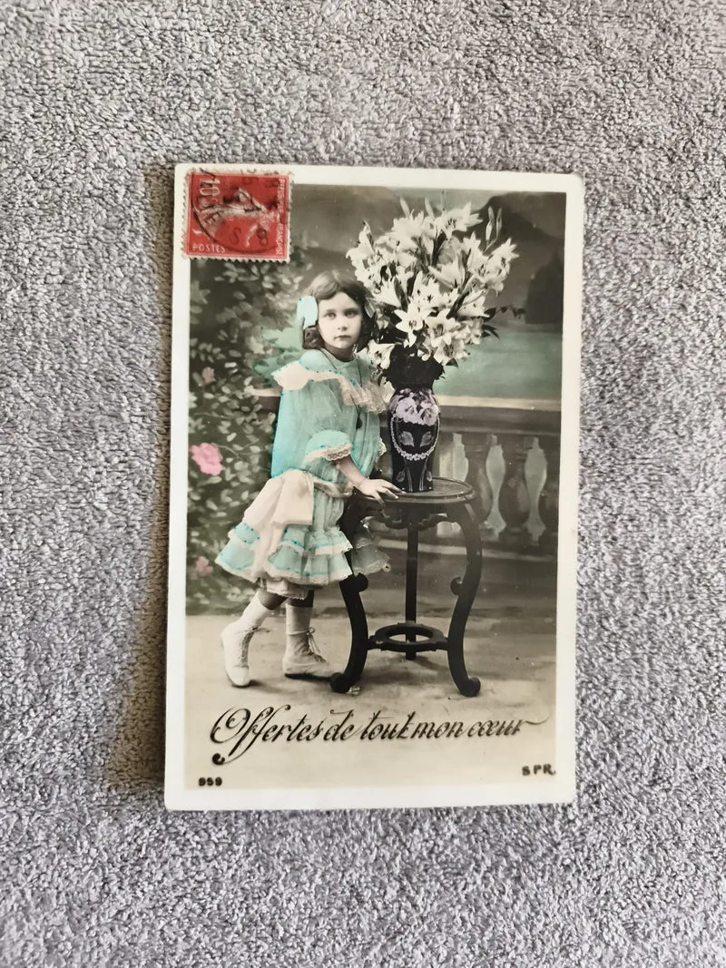 Carte postale ancienne colorisée fillette bouquet lys "Offertes de tout mon cœur
