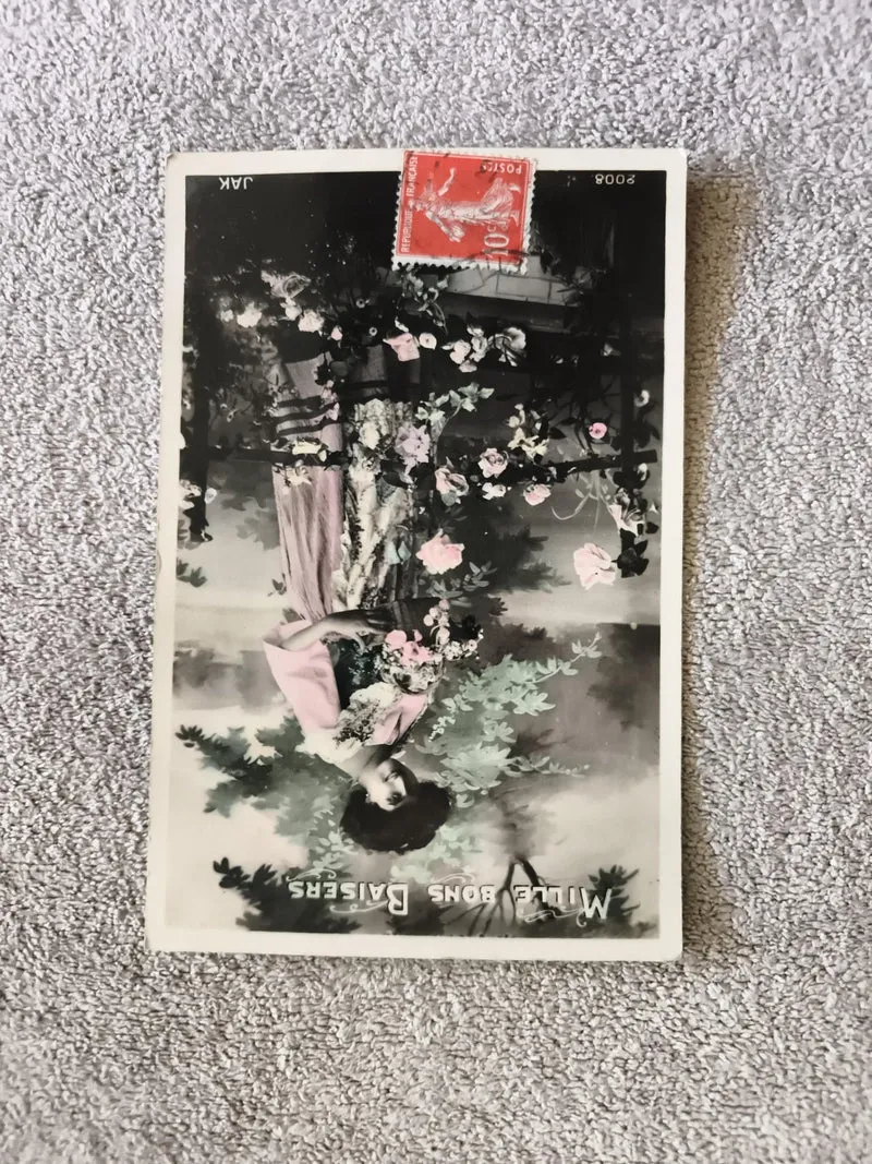 Carte postale illustrée CPA "Mille bons baisers" timbre rouge