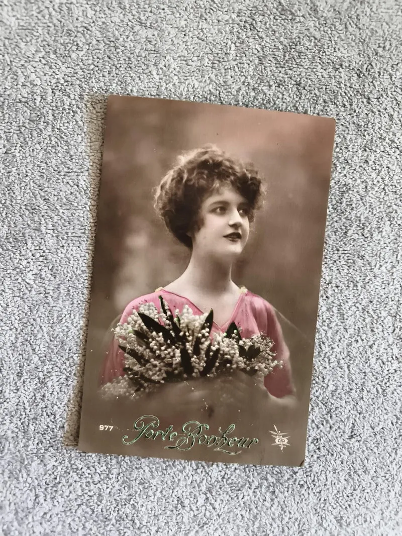 Carte postale ancienne CPA Porte Bonheur femme bouquet muguet colorisée