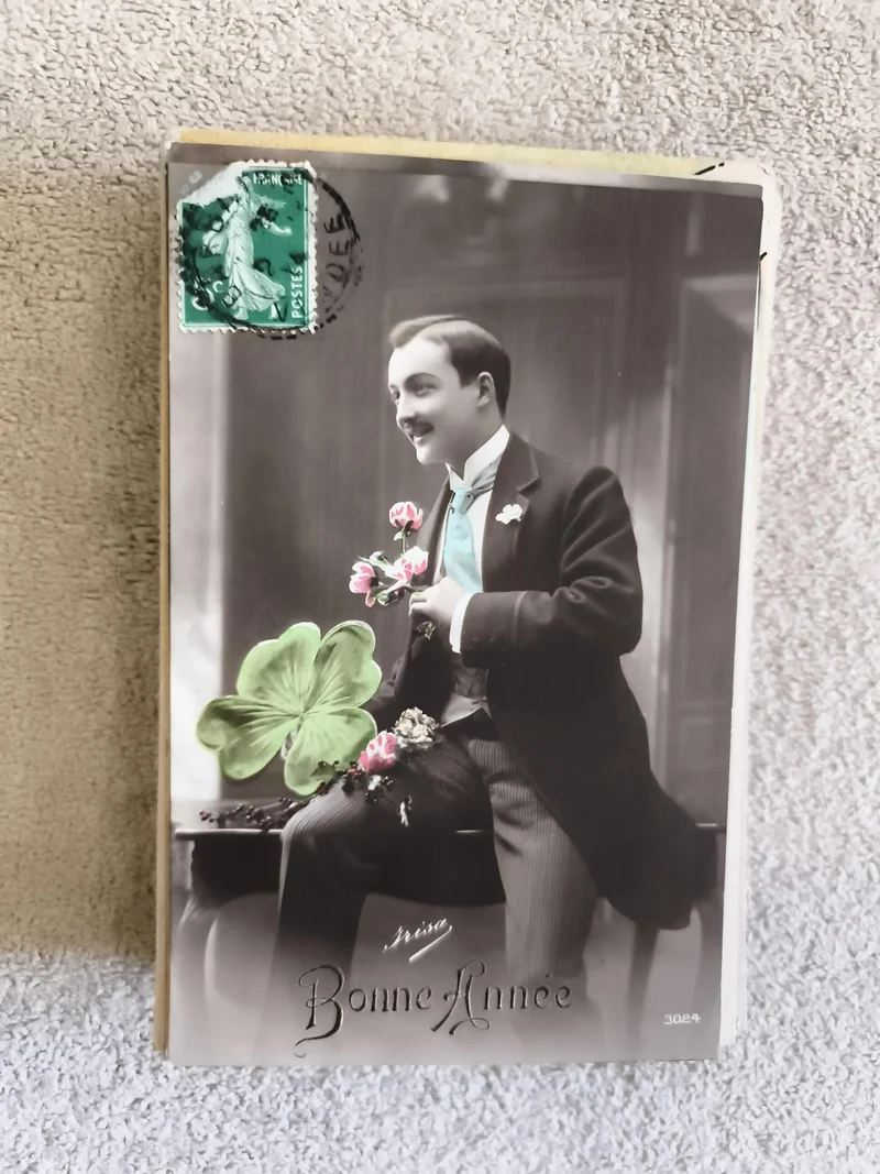 CPA Bonne Année homme trèfle porte-bonheur début XXe photo colorisée