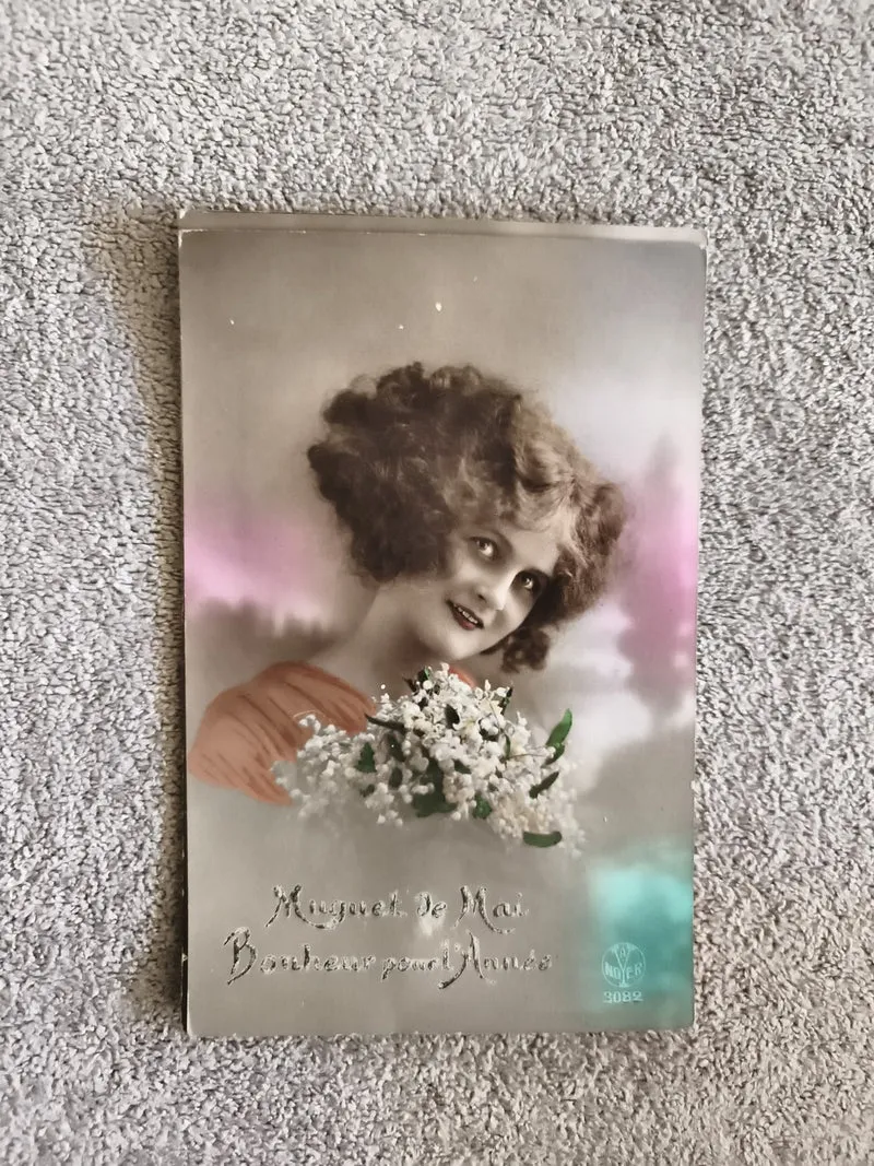 Carte postale ancienne CPA femme bouquet muguet colorisée Meyer 30892