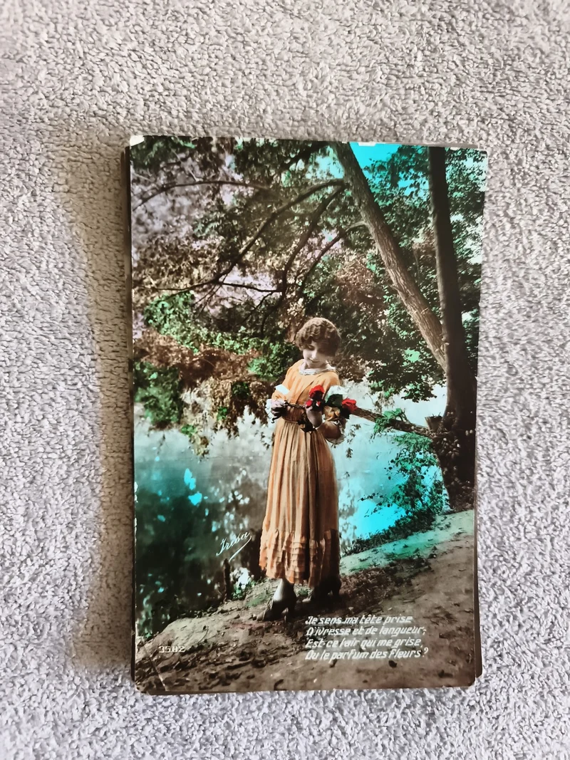 CPA photo colorisée femme bouquet robe ancienne paysage rivière