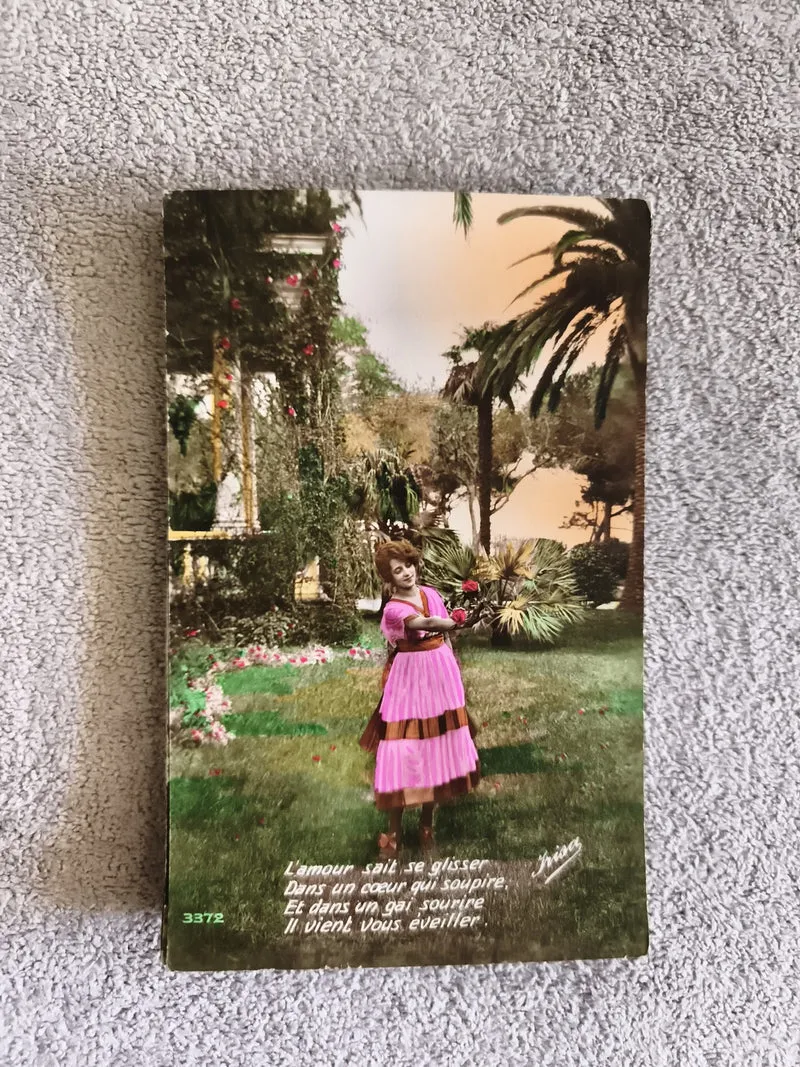 Carte postale illustrée CPA femme jardin palmier robe rose poésie