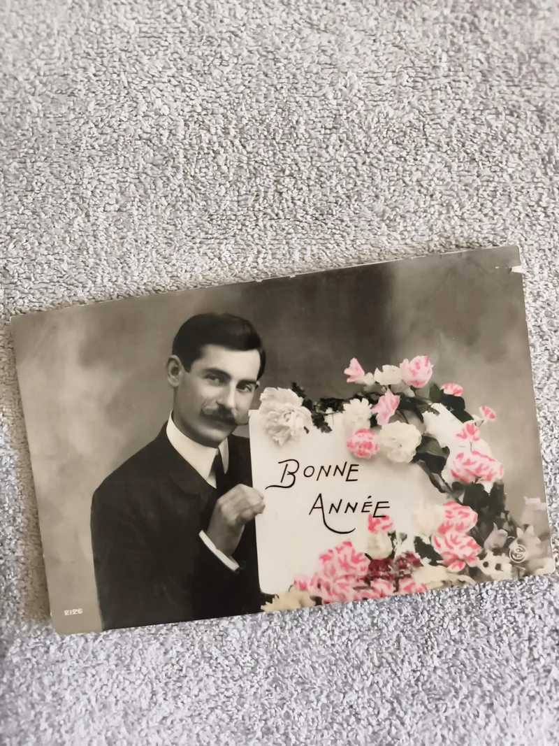 Carte postale ancienne Bonne Année homme costume fleurs CPA