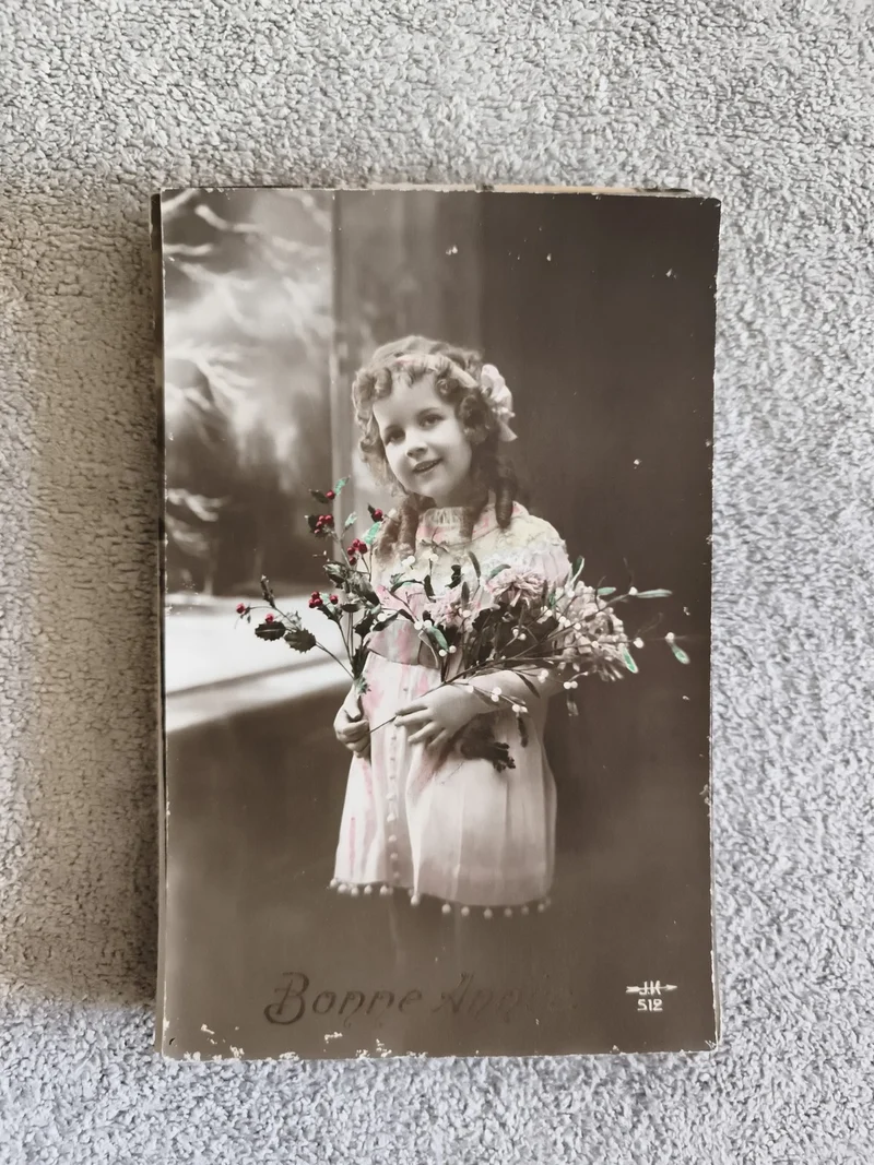 CPA Bonne Année fillette bouquet fleurs colorisées début XXe S12