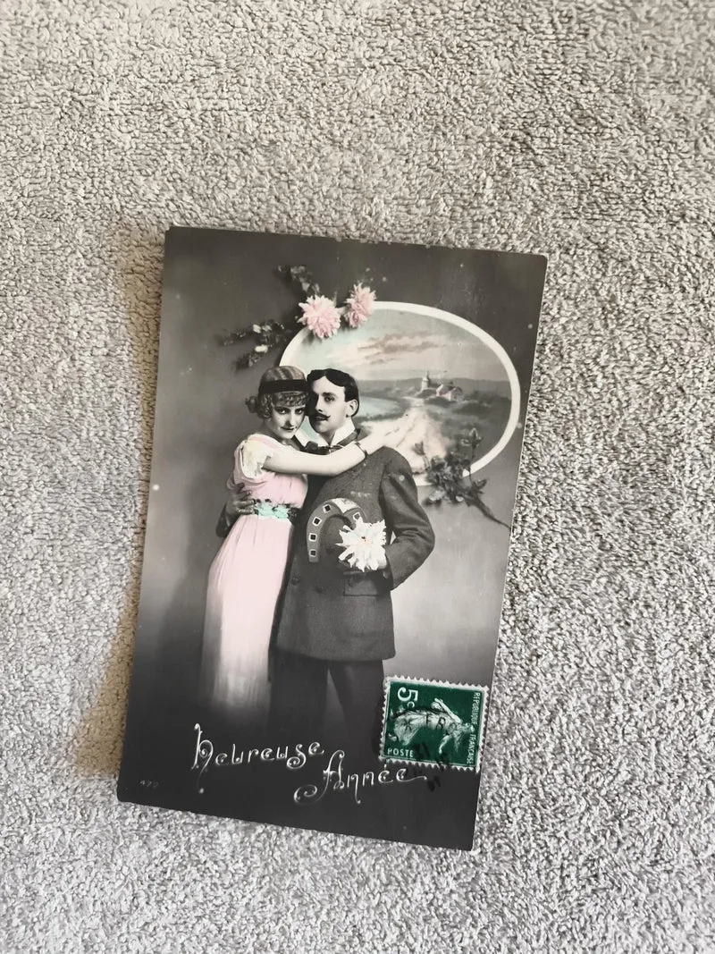Carte postale CPA Heureuse Année couple costume début XXe timbre 5c France