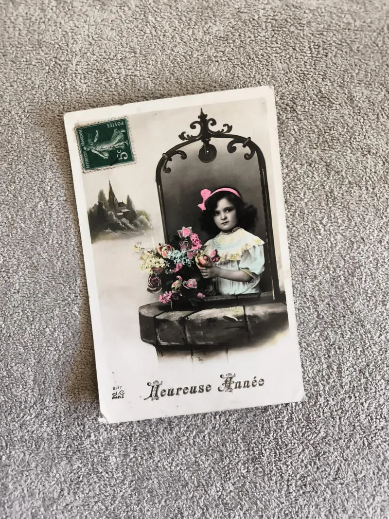 Carte postale ancienne Heureuse Année fillette fleurs colorisées CPA