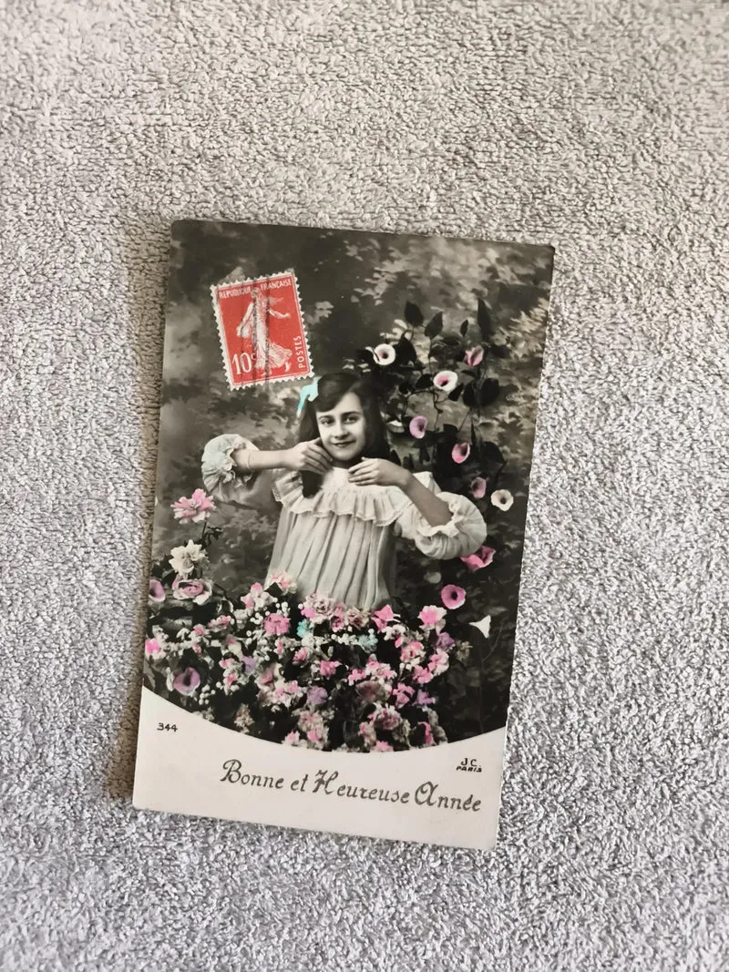 Carte postale Bonne Année fillette fleurs timbre CPA début XXe