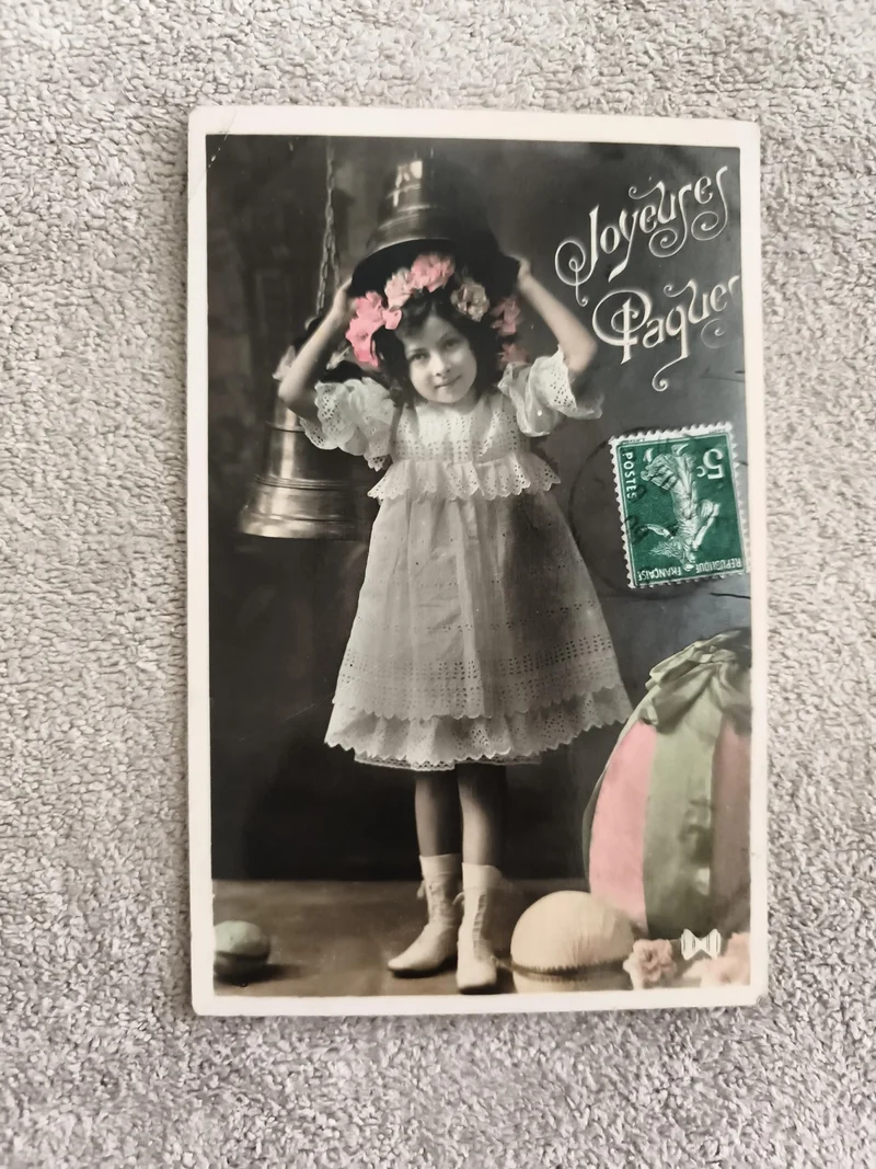 Carte postale CPA Joyeuses Pâques fillette cloche œufs décor pastel