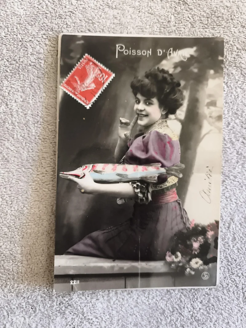 CPA Poisson d'Avril humour femme timbre rouge début XXe photo colorisée