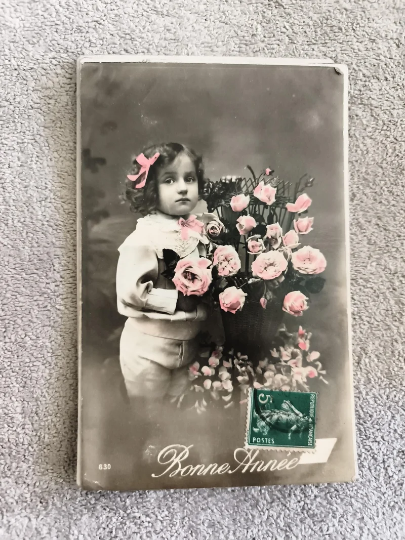 Carte postale ancienne Bonne Année fillette bouquet roses colorisées CPA