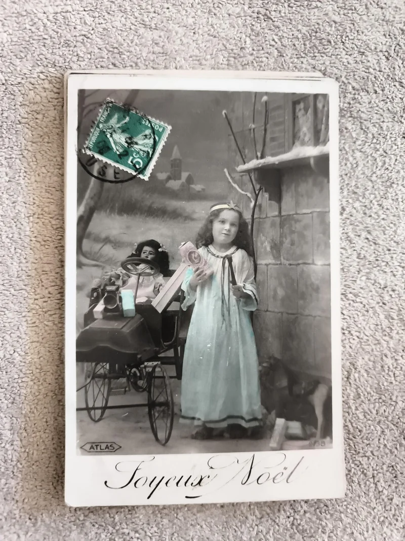 Carte postale ancienne Joyeux Noël fillette poussette timbre CPA