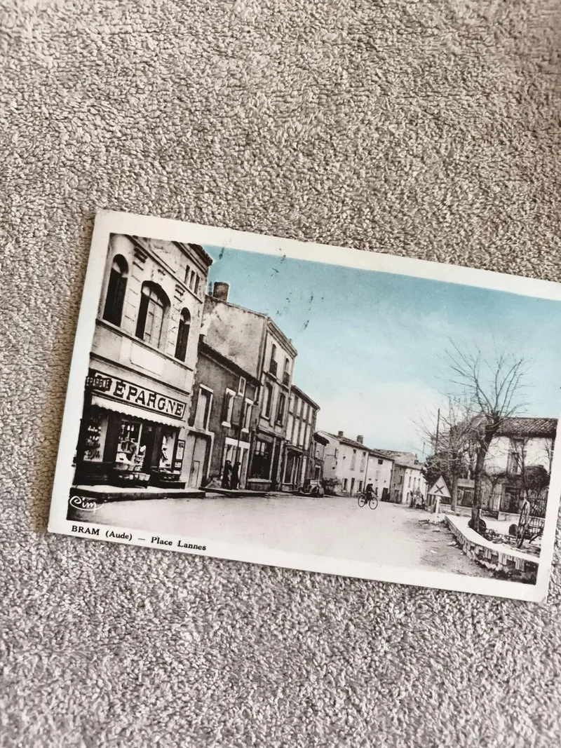 Carte postale CPA BRAM Aude Place Lannes magasin Épargne couleur