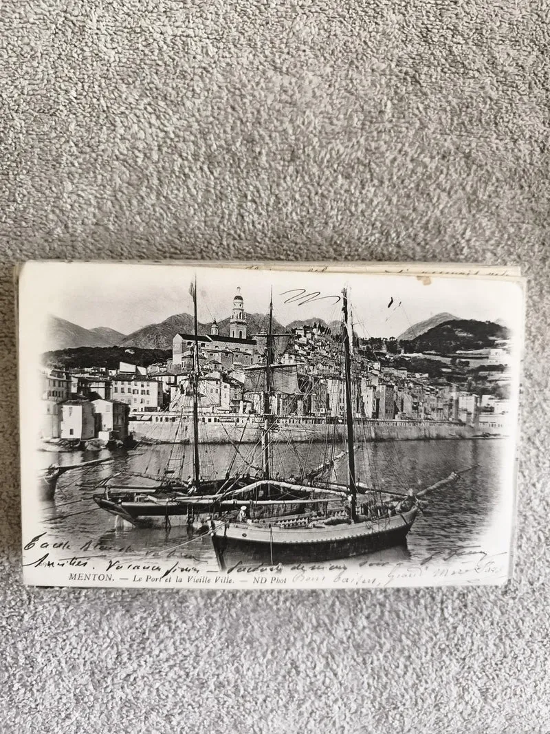 CPA Menton Le Port Vieille Ville ND Phot bateau voilier écrite