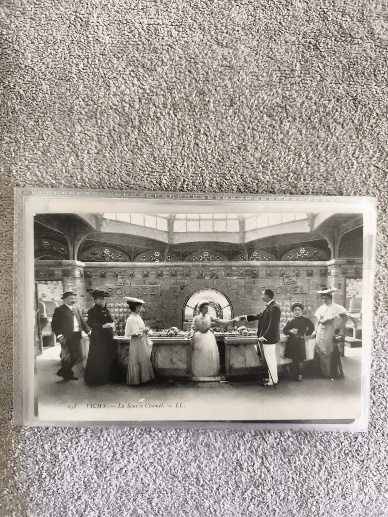 CPA Vichy Source Chomel LL carte postale ancienne noir et blanc