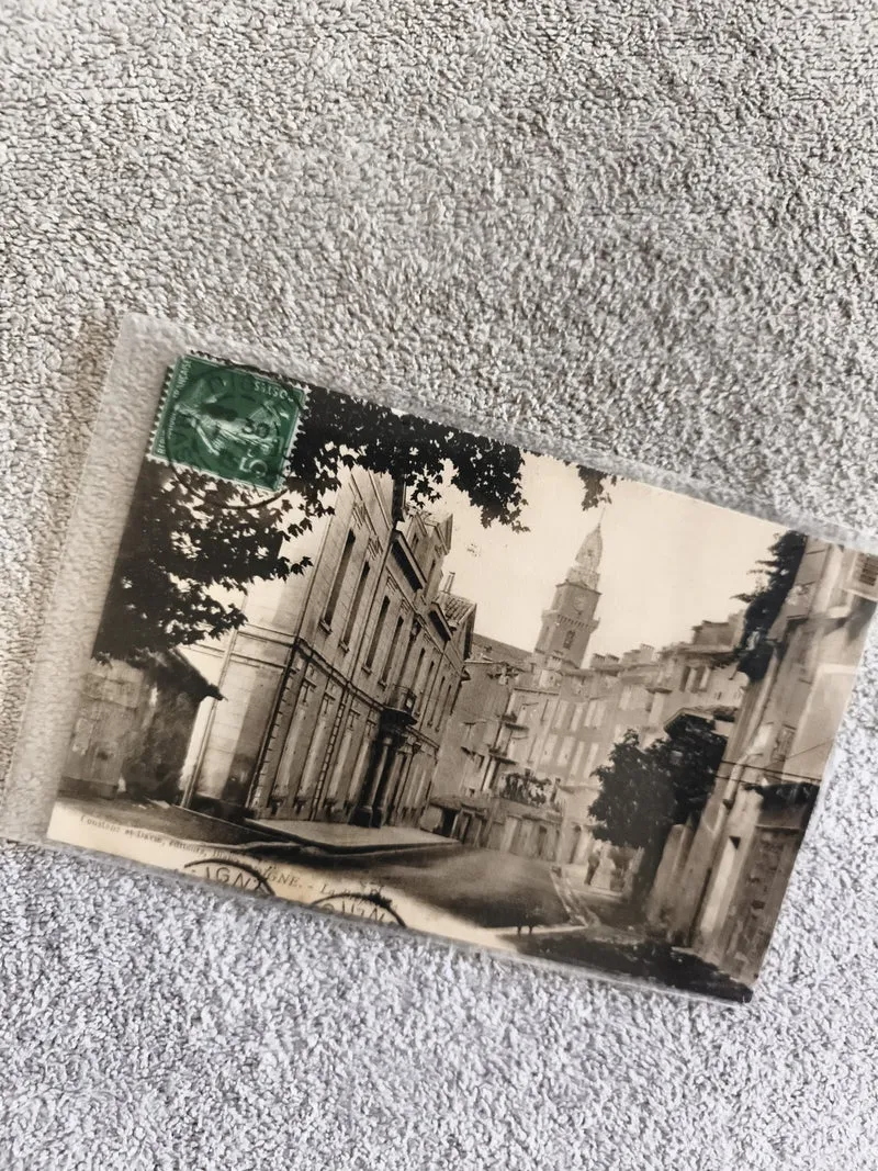 Carte postale CPA noir et blanc ville française timbre vert architecture