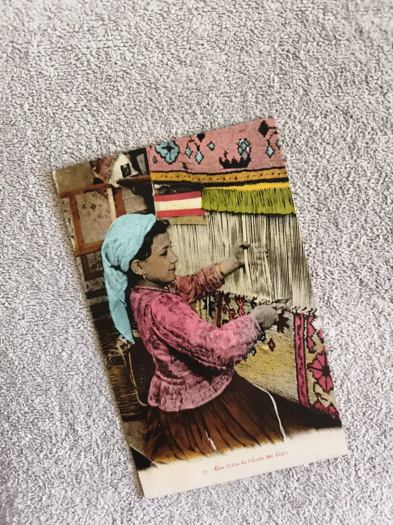 CPA illustrée tissage tapis orientale scène colorisée école artisanat