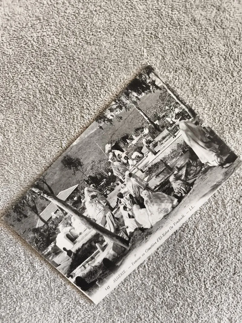CPA Algérie Femmes au cimetière El-Kébir LL noir et blanc photo
