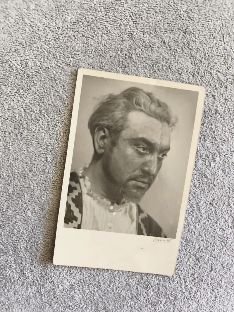 Carte photo portrait homme costume théâtre CPA noir et blanc début XXe