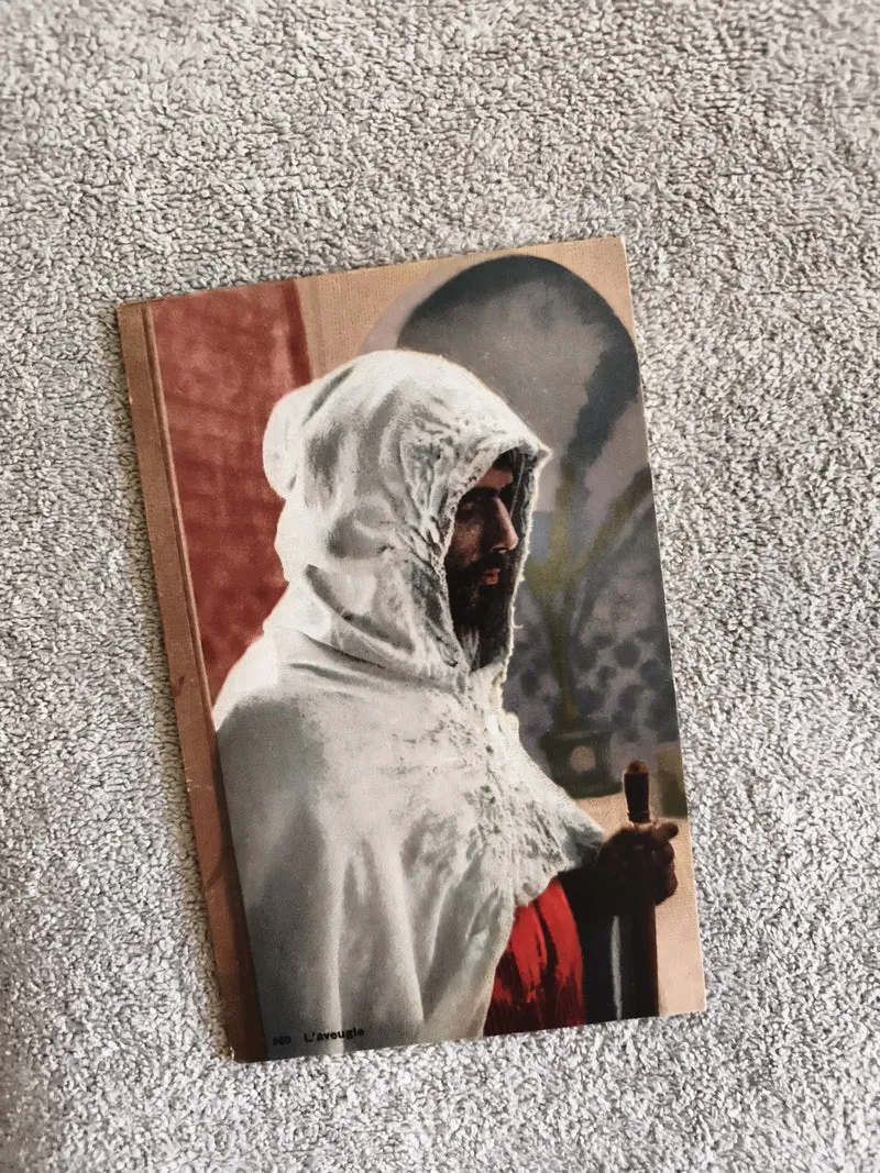 Carte postale illustrée CPA L’aveugle homme en burnous bâton colorisée