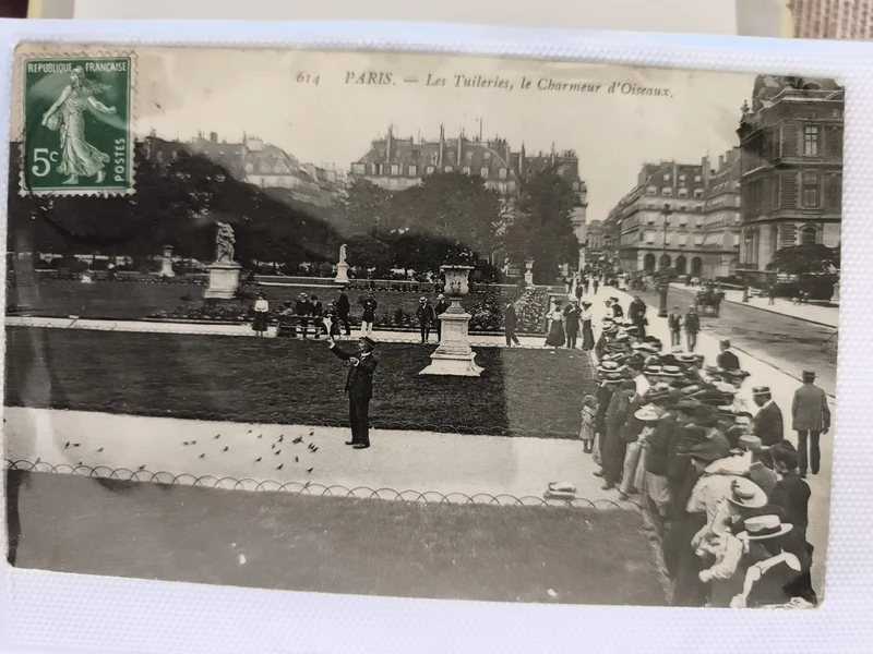 CPA Paris Tuileries Charmeur d'Oiseaux timbre 5c carte photo ancienne
