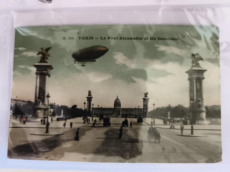 Carte postale CPA Paris Pont Alexandre III dirigeable colorisée