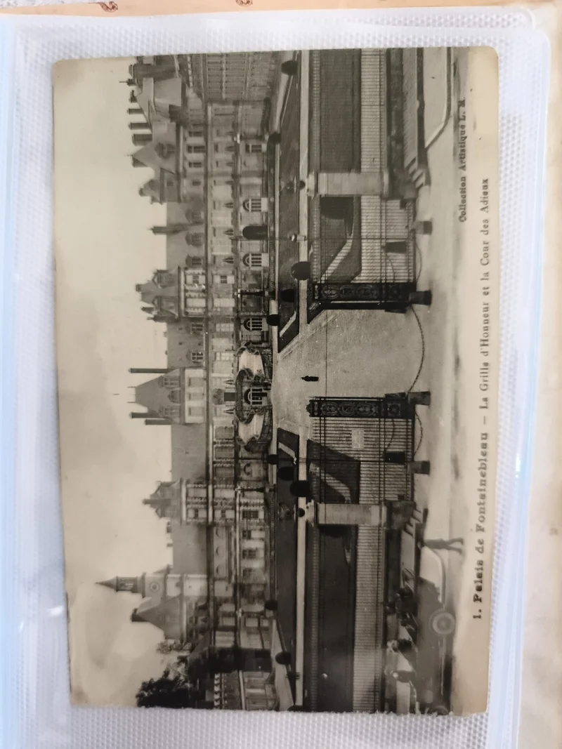 Carte postale CPA Palais de Fontainebleau Grille d'Honneur Cour des Adieux