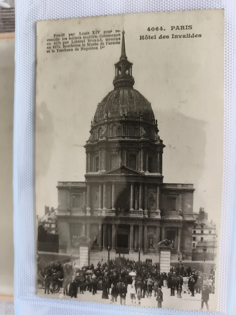 CPA Paris Hôtel des Invalides photo ancienne dôme foule animation
