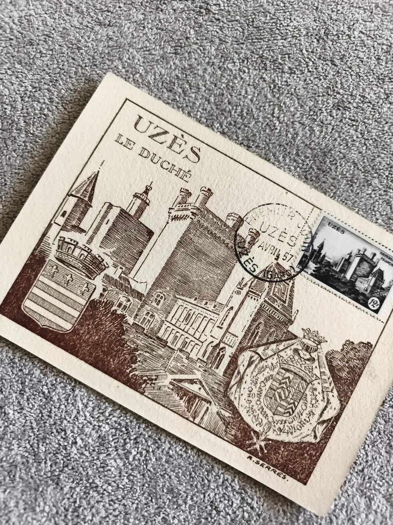 Carte postale Uzès Le Duché affranchie philatélie château armoiries