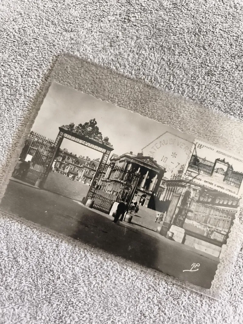 Carte postale Versailles Entrée d'après Utrillo timbre oblitéré philatélie