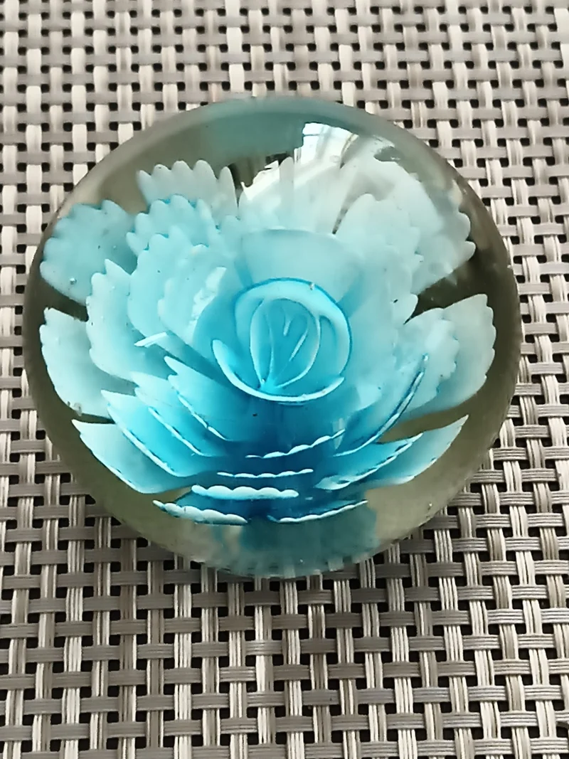 Presse papier ancien motif fleur bleue, décoration vintage, paperweight