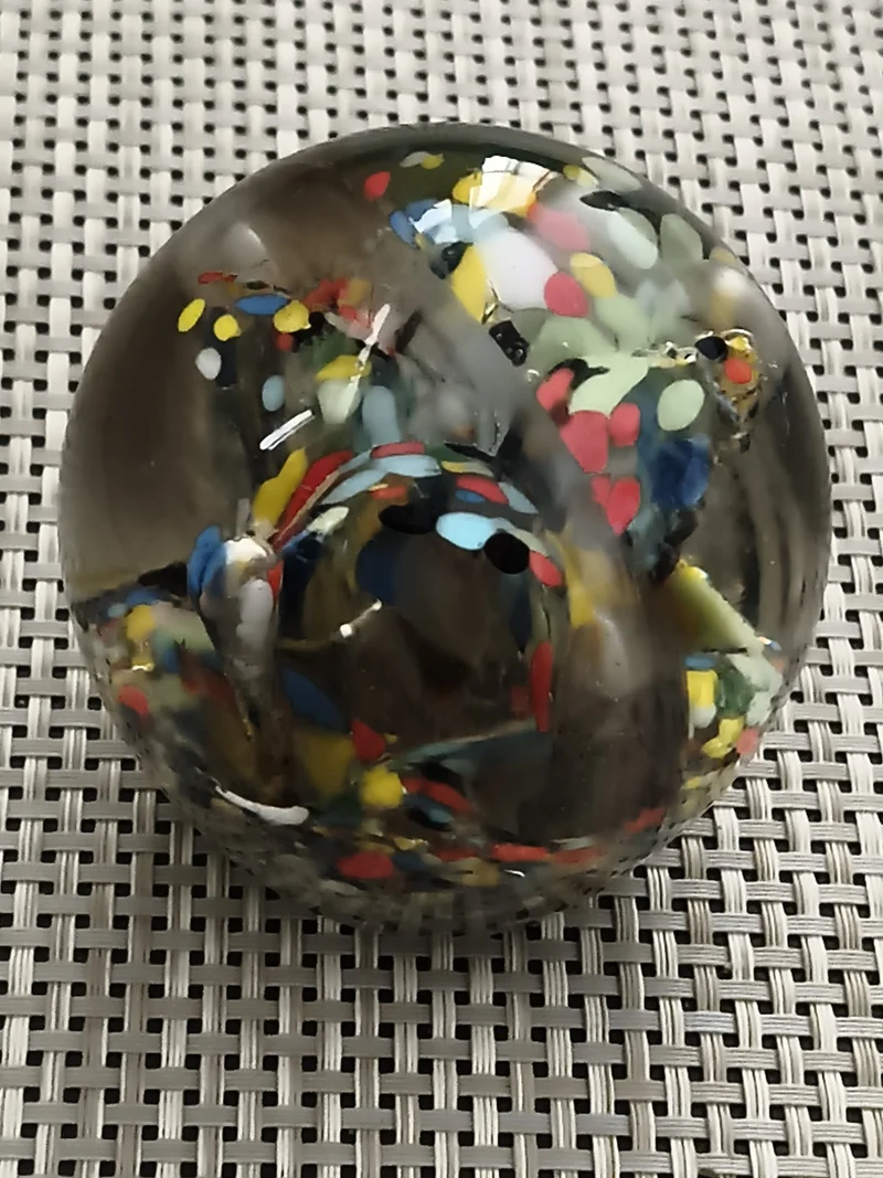 Presse papier ancien boule multicolore, paperweight vintage décor moucheté