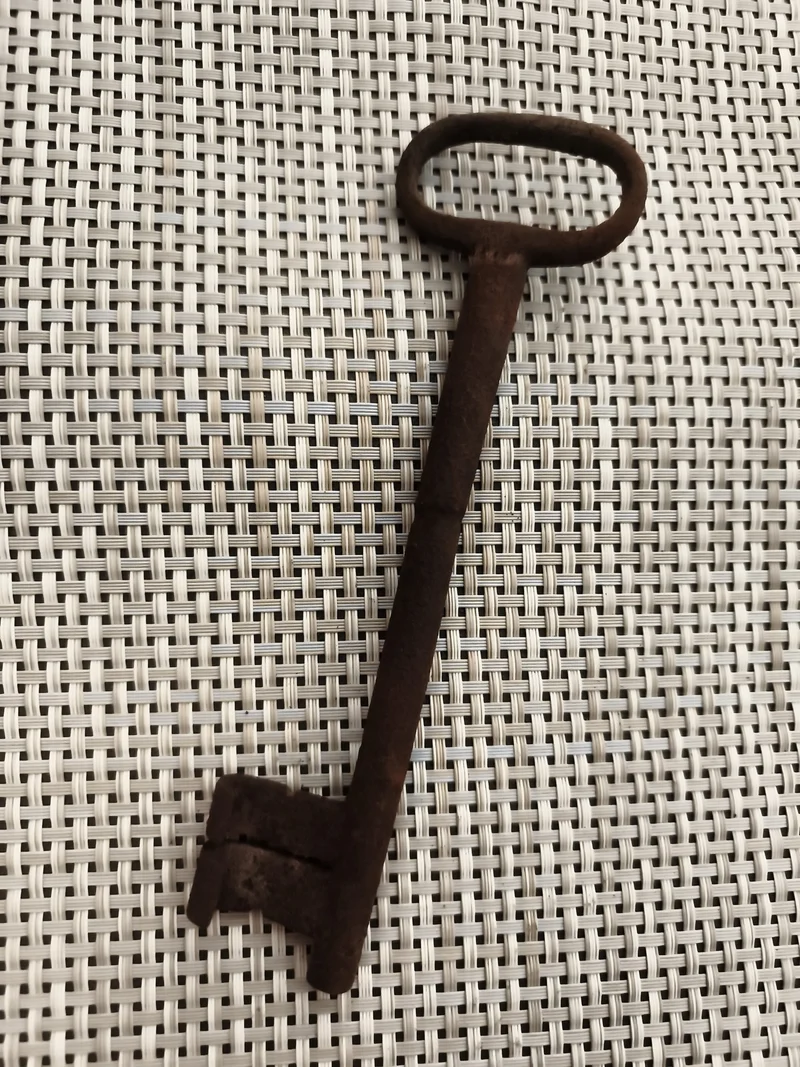 Clé ancienne de château, grande clé forgée, patine rouille, serrure porte
