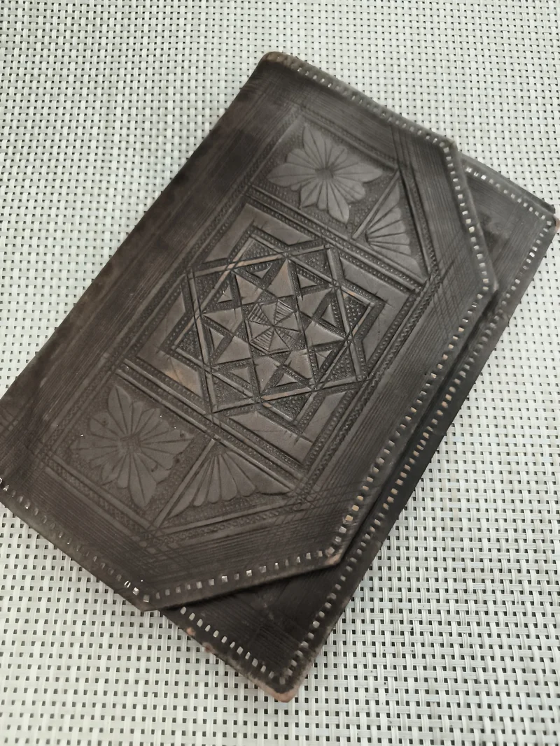 Pochette ancienne cuir décor géométrique floral vintage porte-documents étui
