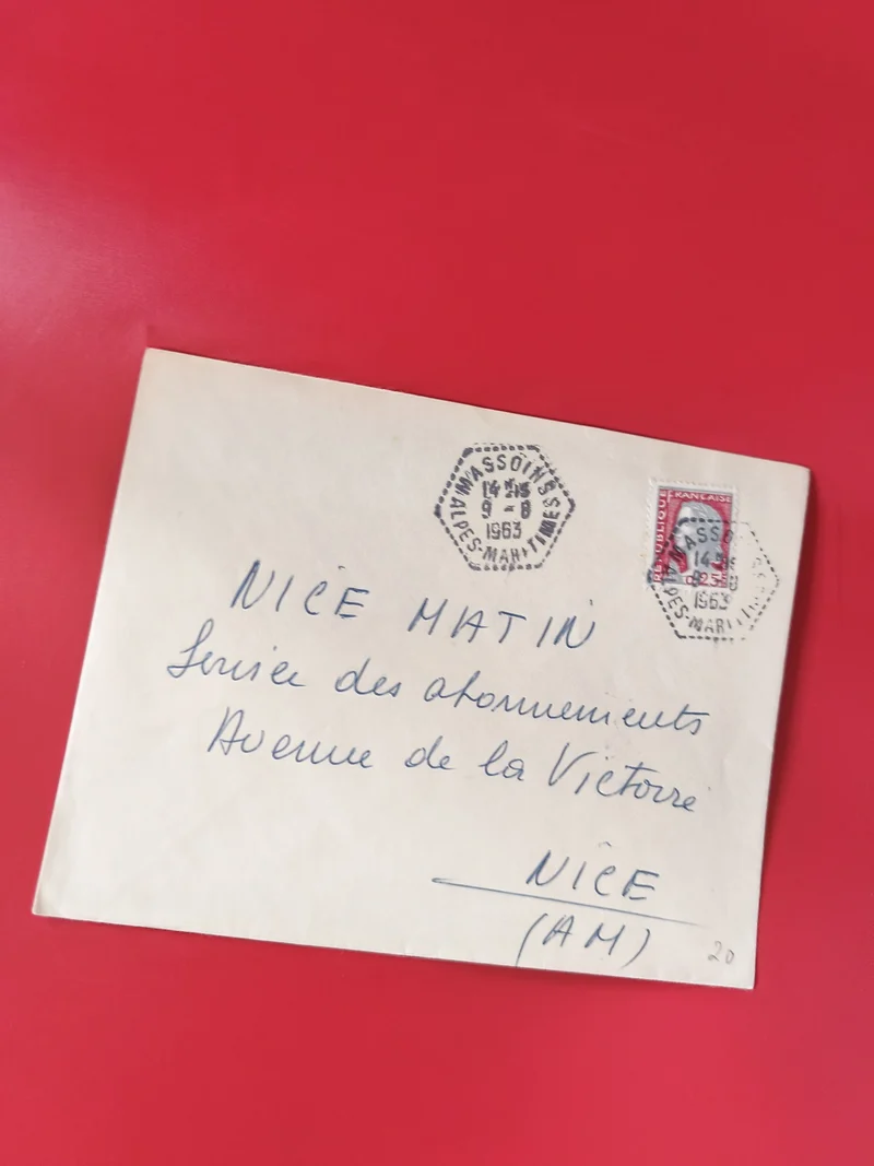Enveloppe philatélie oblitérée Nice Matin avec timbre rouge manuscrite