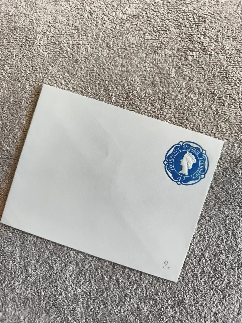 Enveloppe timbrée bleue 4d Queen Elizabeth II, philatélie Royaume-Uni