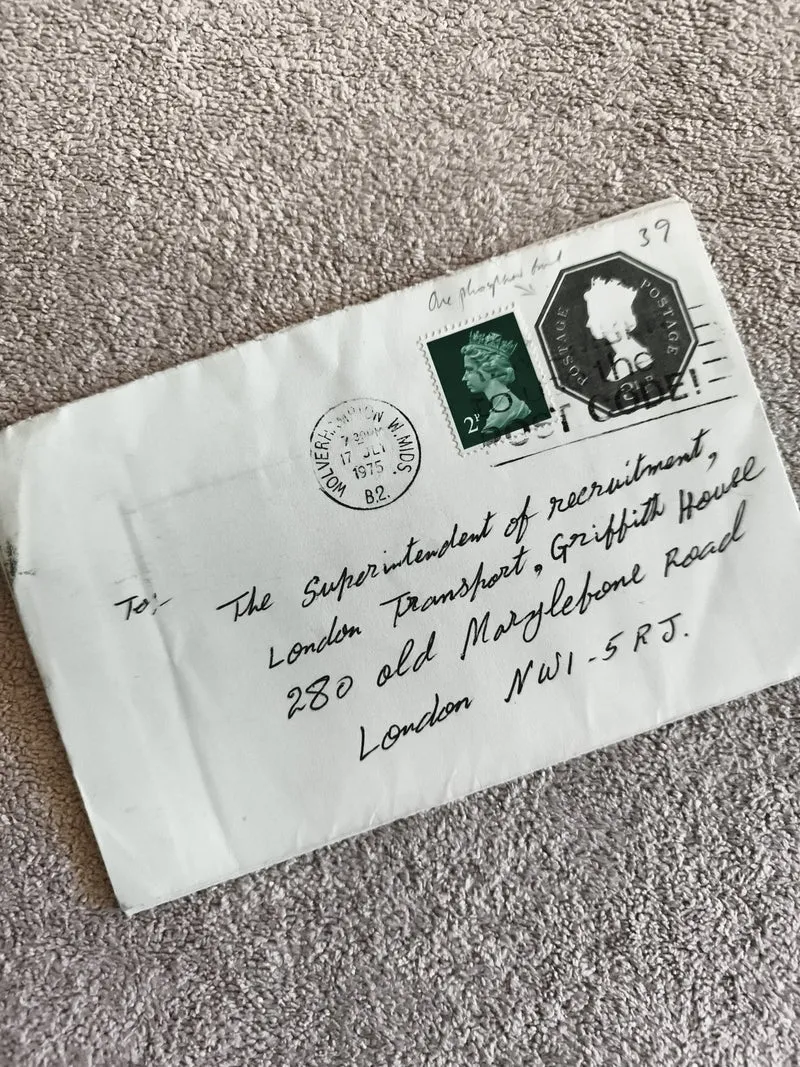 Lettre affranchie timbres Royaume-Uni 1975 cachet Londres philatélie postal